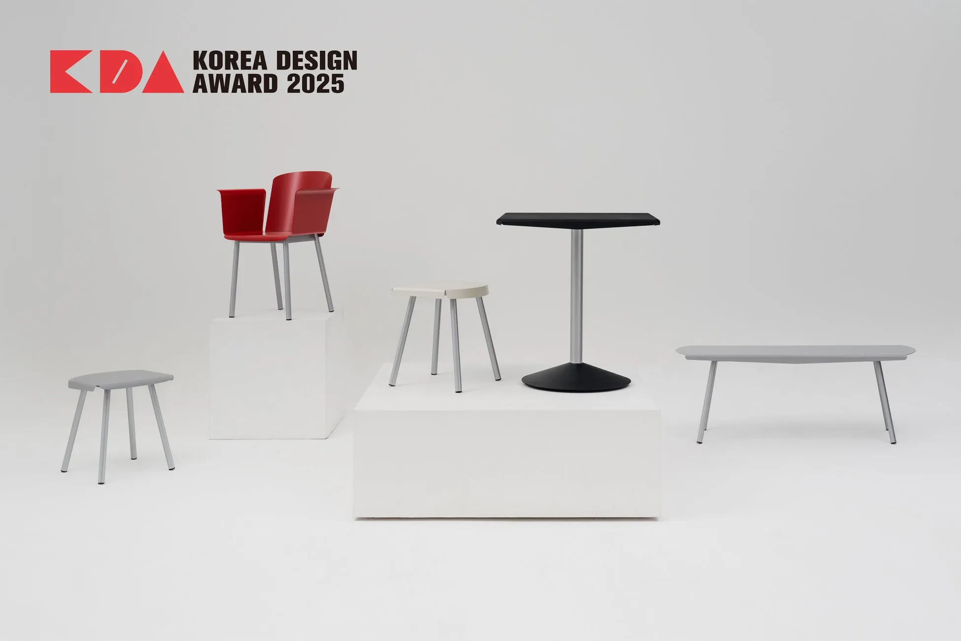 HIKOUコレクションの全体像。白い背景に、様々な色の椅子とテーブルが配置された写真。