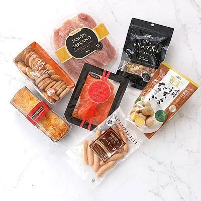様々なおつまみが写った写真です。生ハム、トリュフ風味のミックスナッツ、うずらの卵、ソーセージ、クッキーなどが写っています。