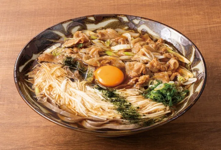 丼に入った蕎麦の写真