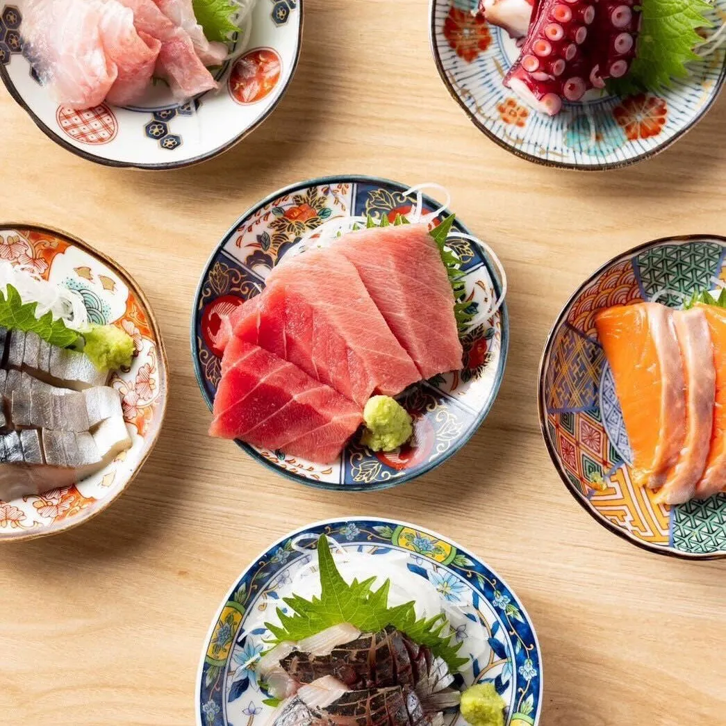 豊洲直送の鮮やかな刺身盛り合わせ