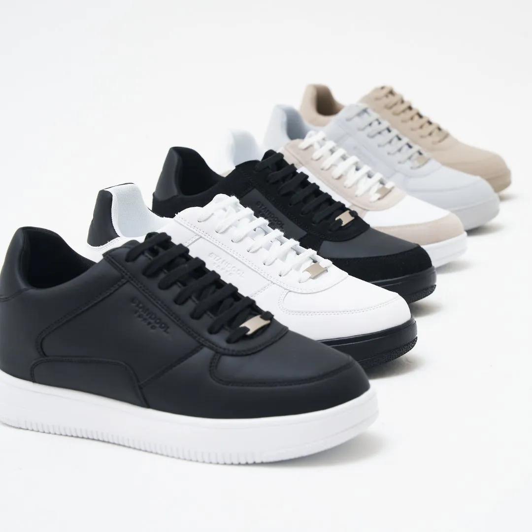 さまざまな色のスニーカーが並んでいる写真。