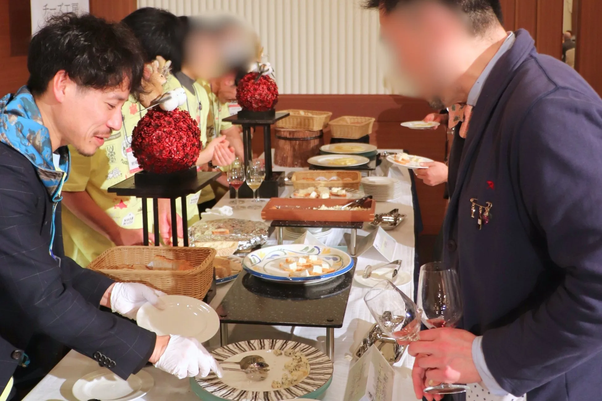 ビュッフェ料理とワインを楽しむ人々