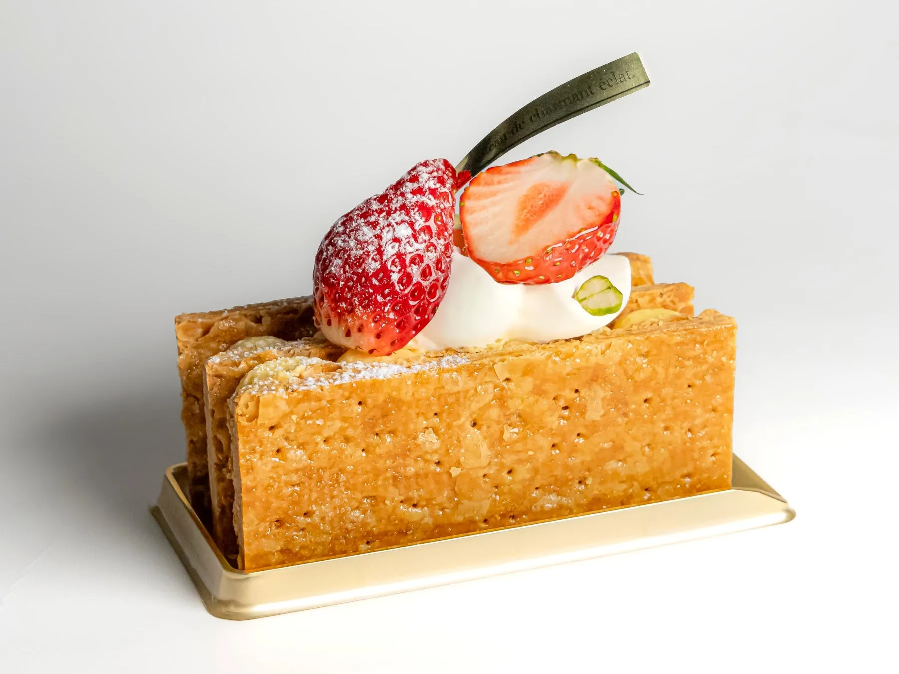 いちごがトッピングされたミルフィーユの画像です。