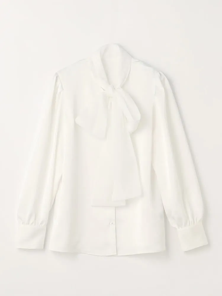 リボンタイ付き白いブラウス