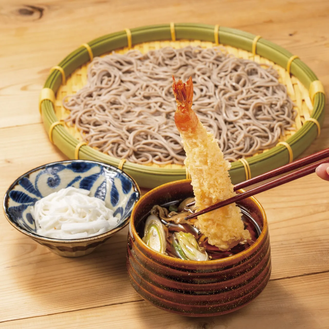 蕎麦とうどん、エビ天ぷらの料理写真