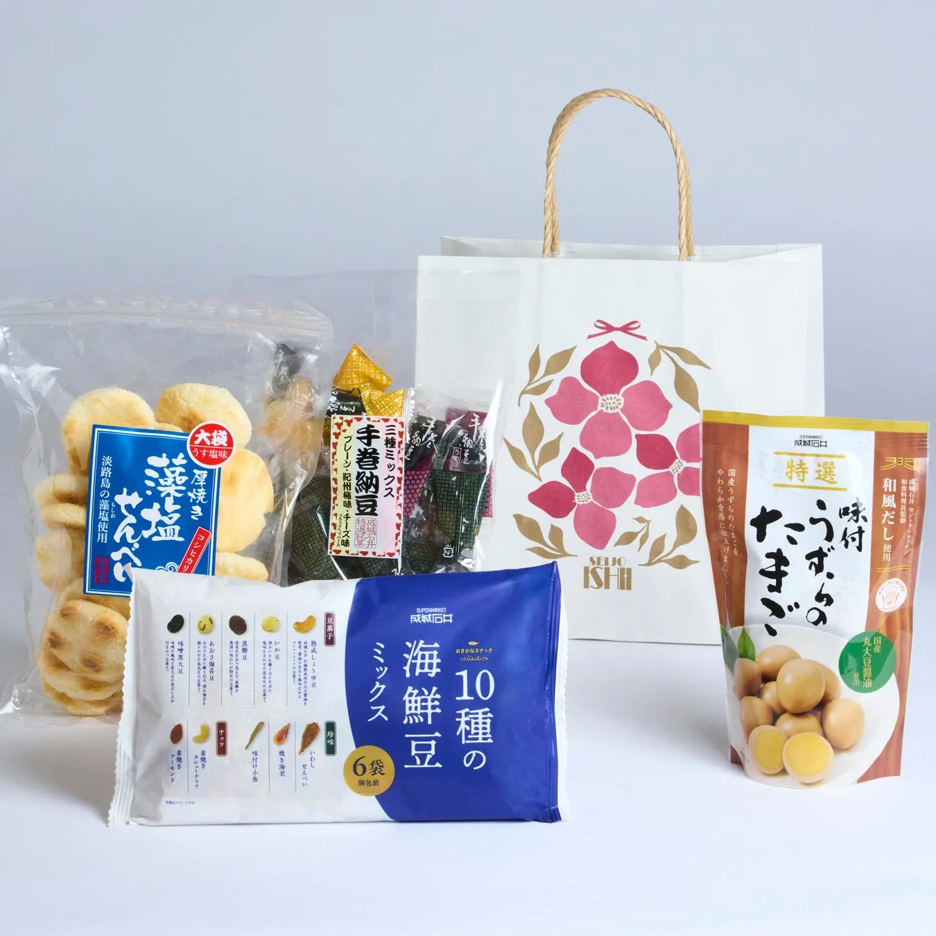 様々なお菓子が写った写真。手巻き納豆、海鮮豆、せんべい、うずらの卵など。