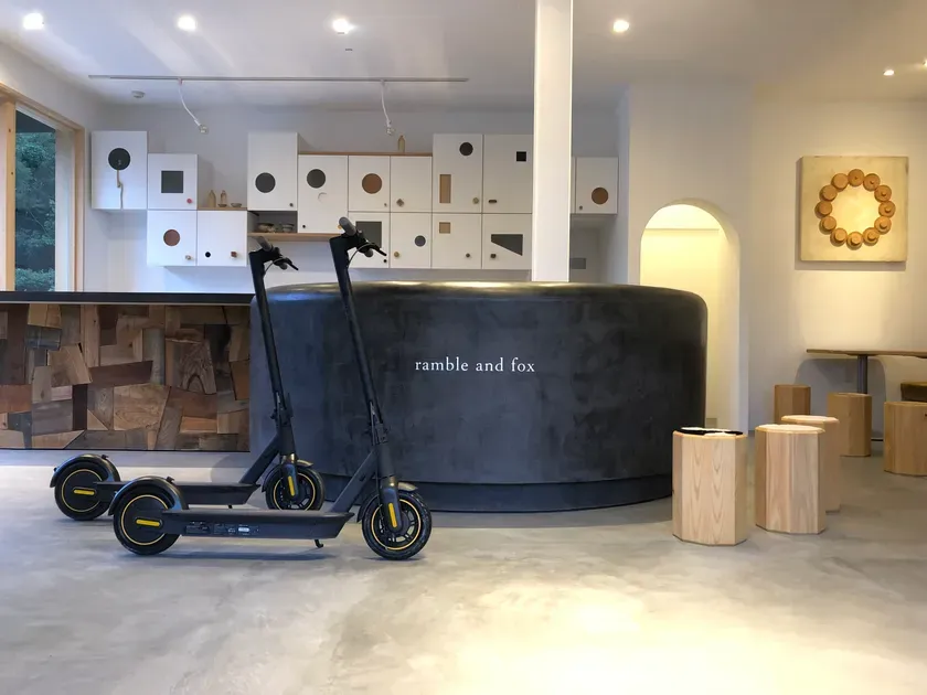 電動キックボードが置かれたカフェのインテリア