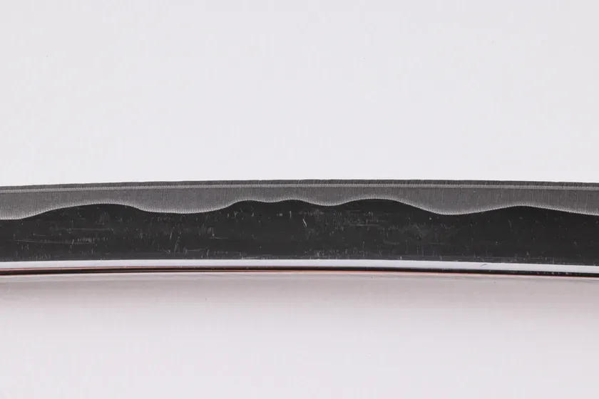 刀の刃文と地鉄が写された写真