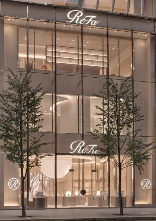 ReFaの店舗の外観。大きな窓と照明が特徴的で、洗練された雰囲気。