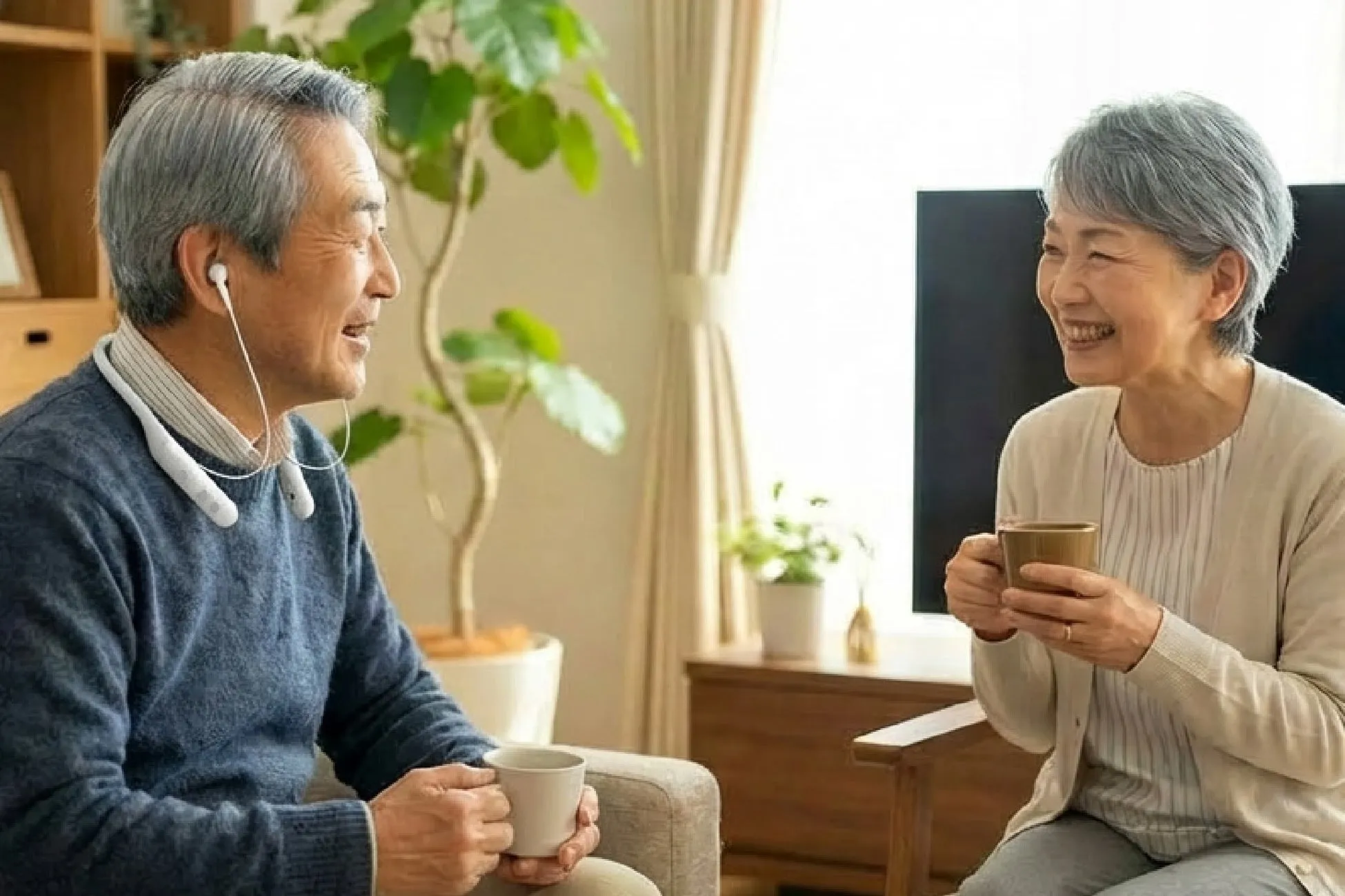 二人の高齢者が部屋でくつろいでいる様子