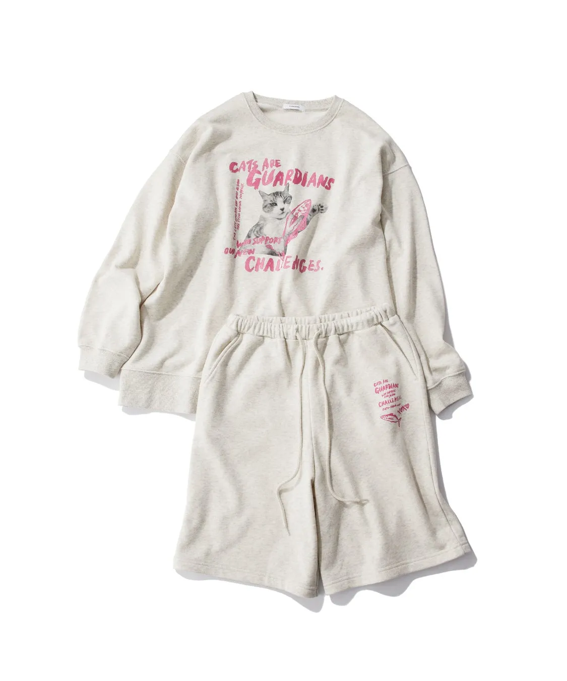 猫のイラストがプリントされたスウェットとショートパンツのセットアップ
