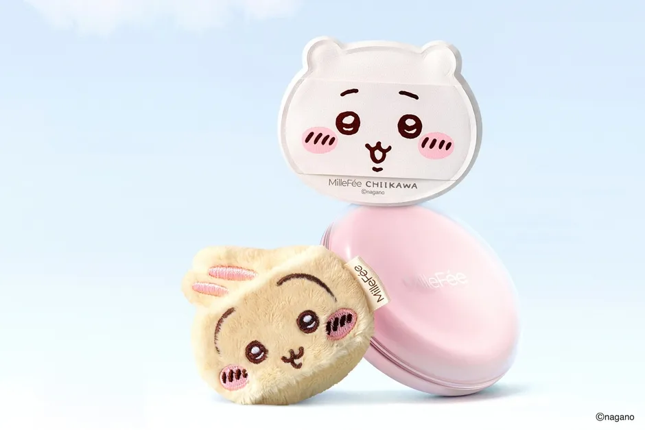 ピンク色の化粧品と、キャラクターの顔を模したパフが積み重ねられた写真です。