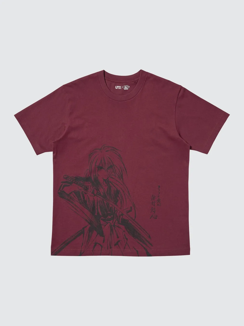 深紅色のTシャツに剣を持つアニメキャラクターと日本語の文字