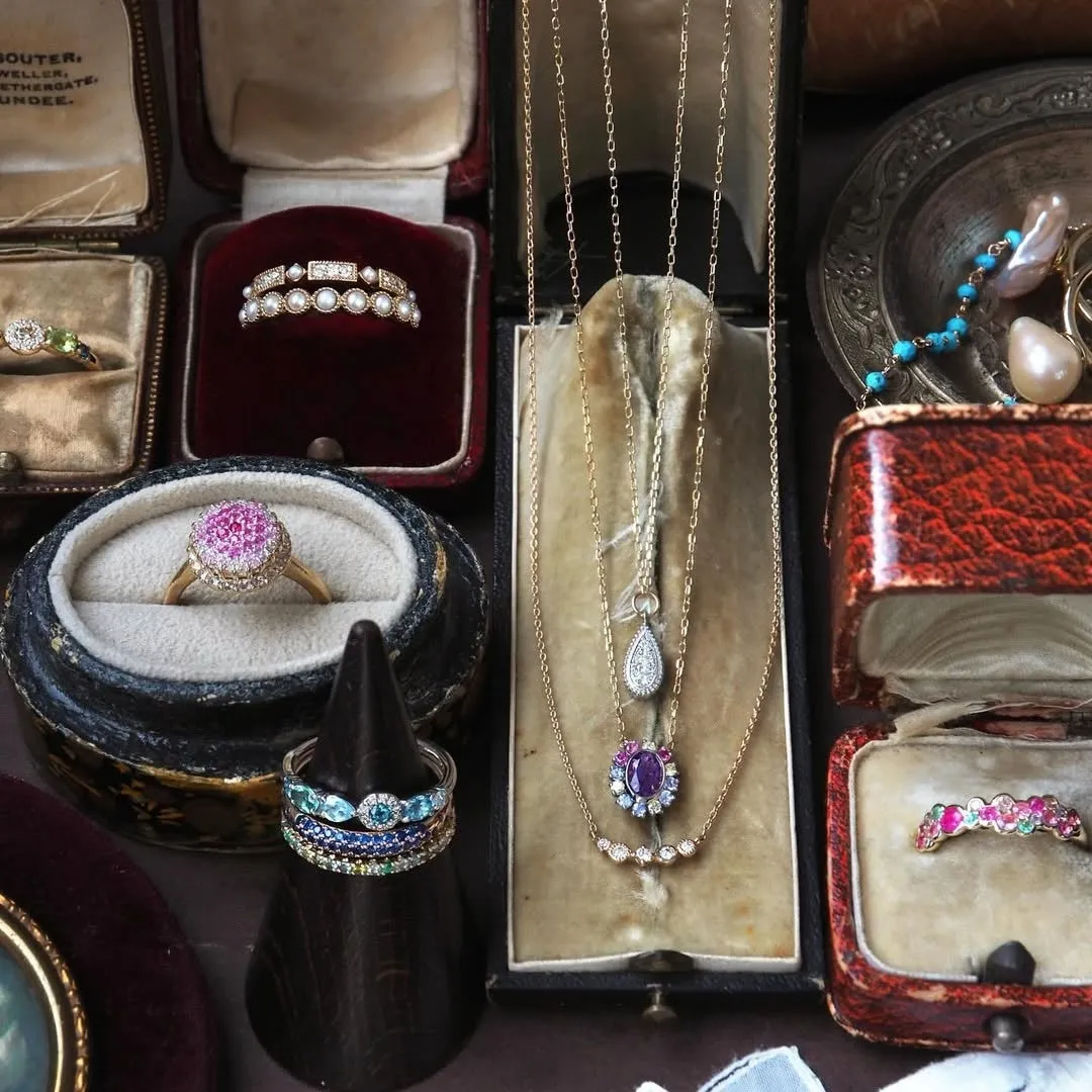 様々な宝石やジュエリーが写った写真。リング、ネックレス、イヤリング、宝石箱など