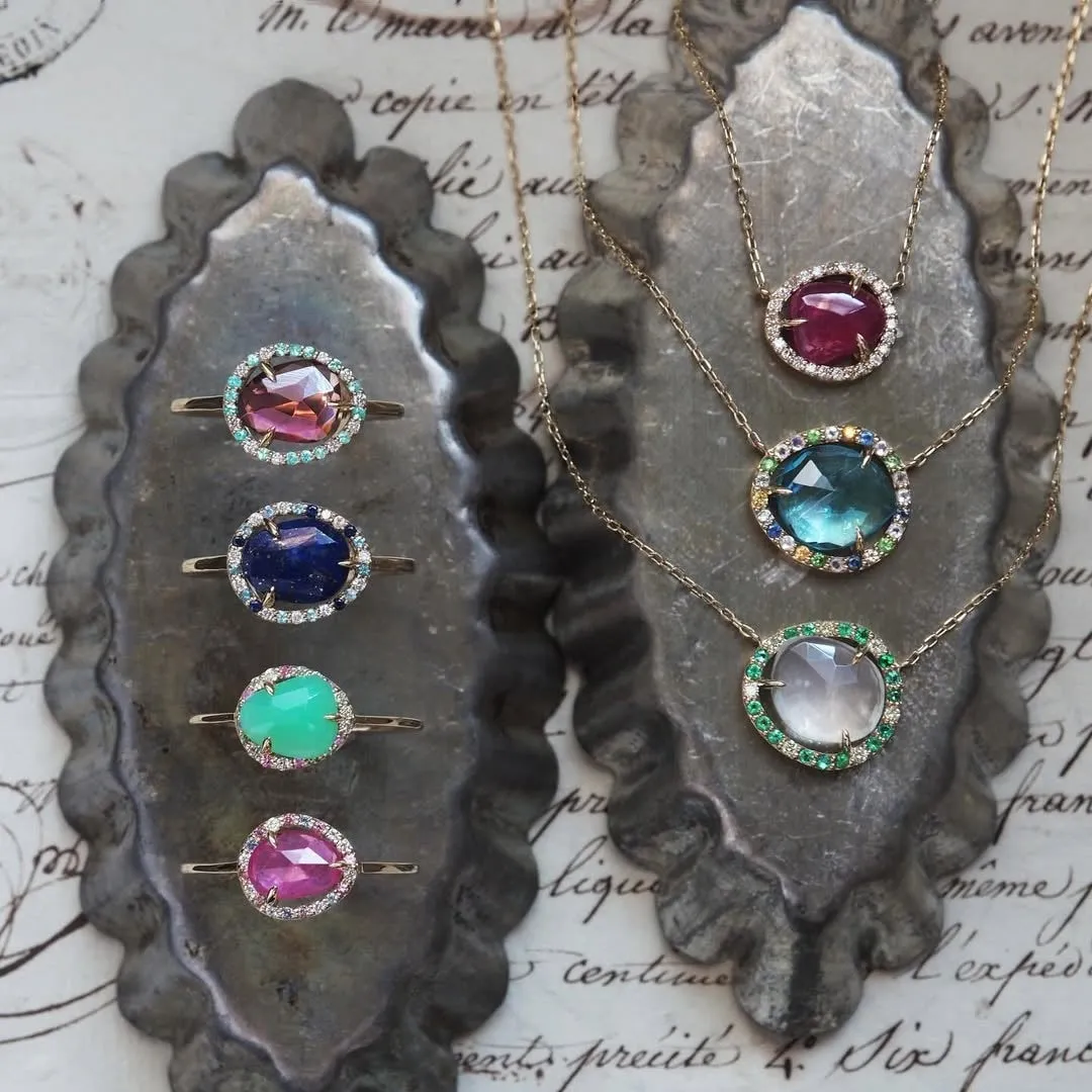 色とりどりの宝石があしらわれた、リングとネックレス