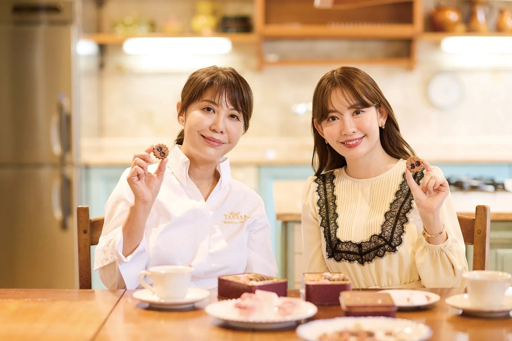 女性とクッキー、カフェタナカ×ハーリップトゥ