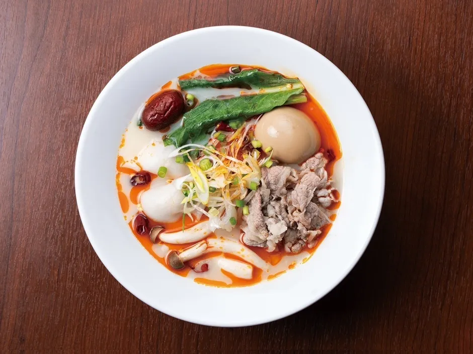 様々な具材が乗った麻辣湯