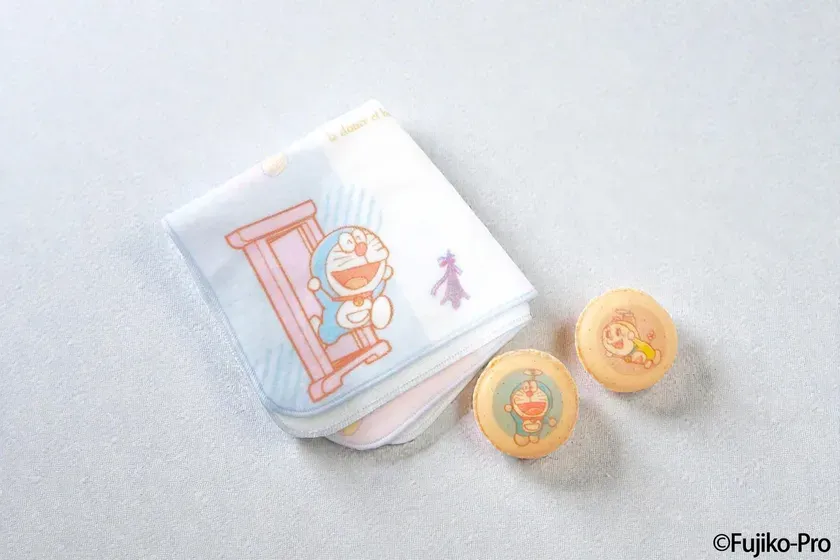 ドラえもんのハンカチとマカロンのセット