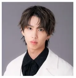 白いジャケット姿のはじめしゃちょー