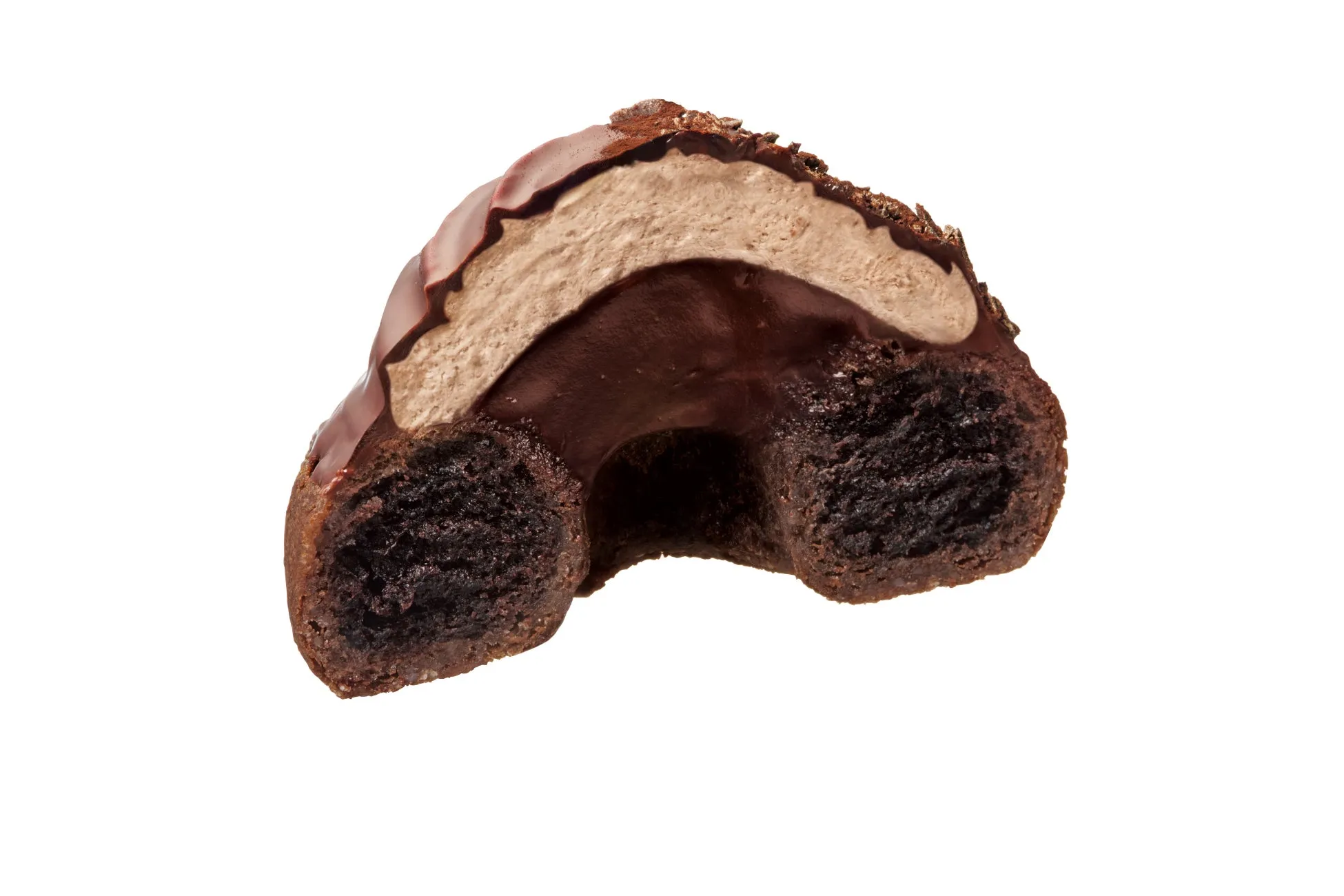 チョコレートでコーティングされたドーナツの断面図。ドーナツは、チョコレート色の生地に、チョコレートソースと白いクリームが重ねてあります。