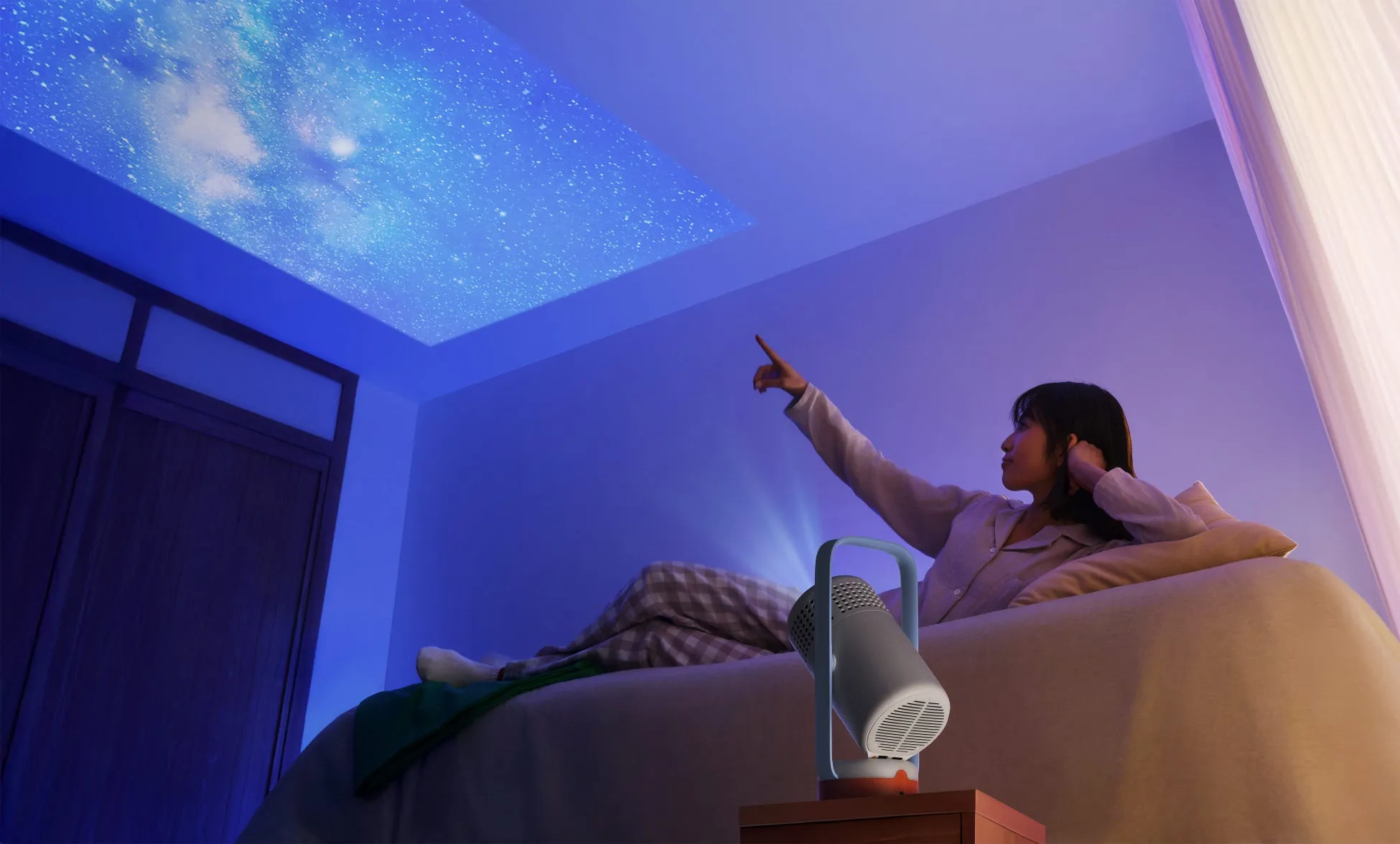 寝室で天井に星空を投影する様子