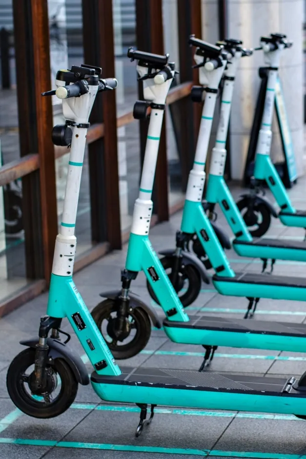街に並ぶ電動キックボード