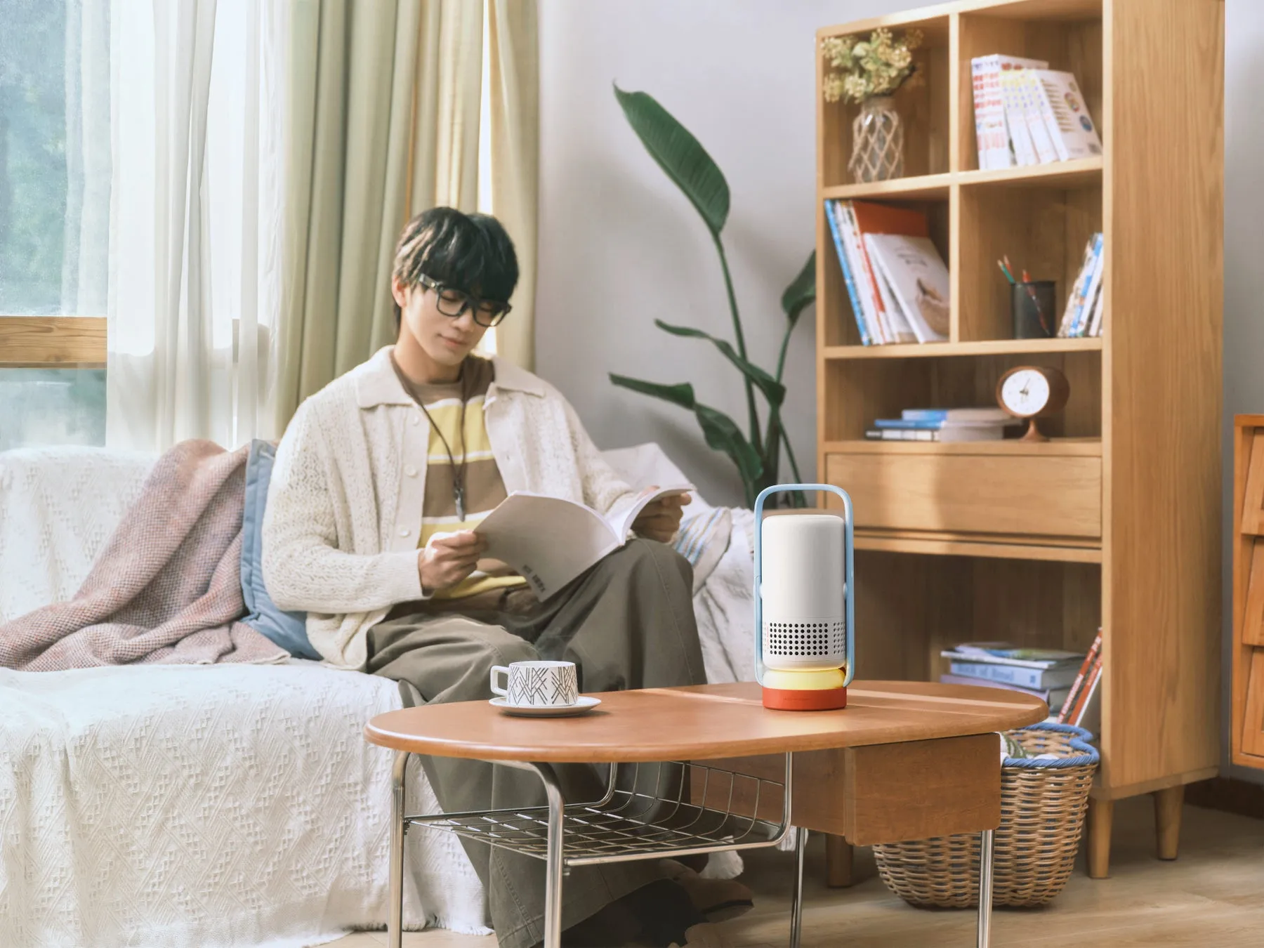 読書とNovaでリラックスする男性