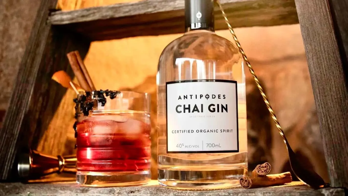 チャイジンとカクテルが写った画像です。ボトルには「ANTIPODES CHAI GIN」と書かれており、カクテルはグラスに入っています。