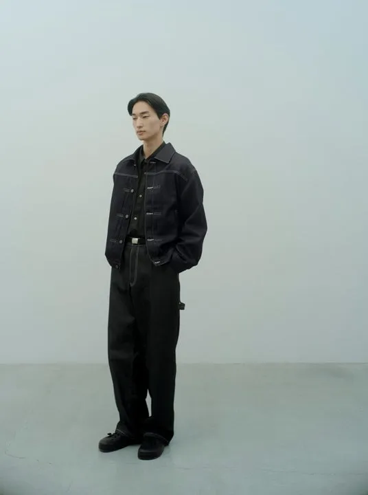 デニムのセットアップを着た男性モデル