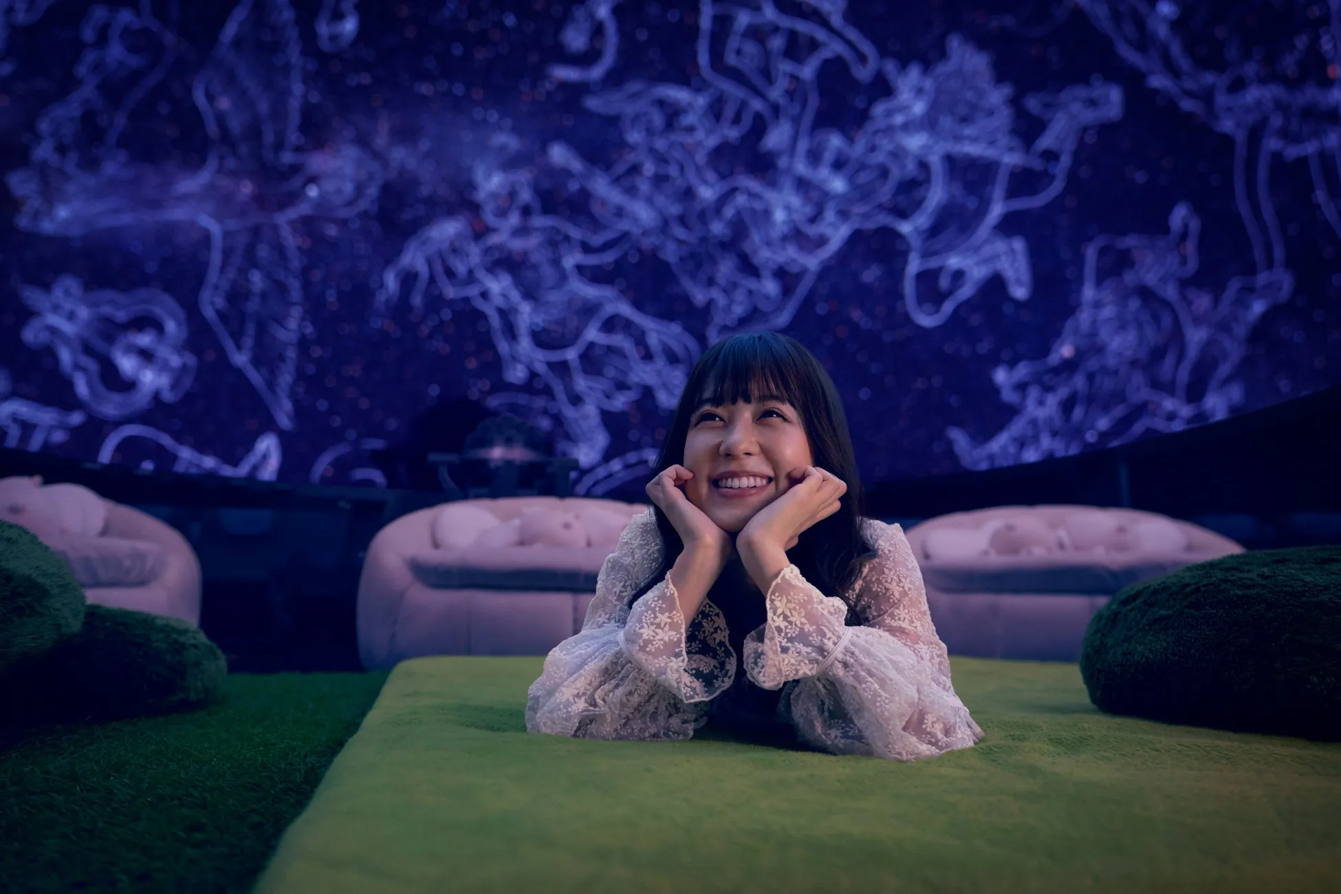 女性が星空を見る