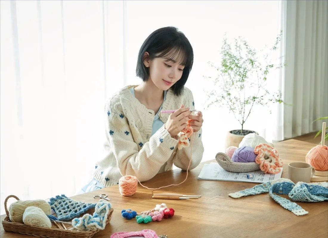 女性が編み物をしている写真