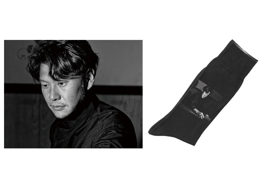 男性のポートレートと、男性の画像がプリントされた靴下のモノクロ写真