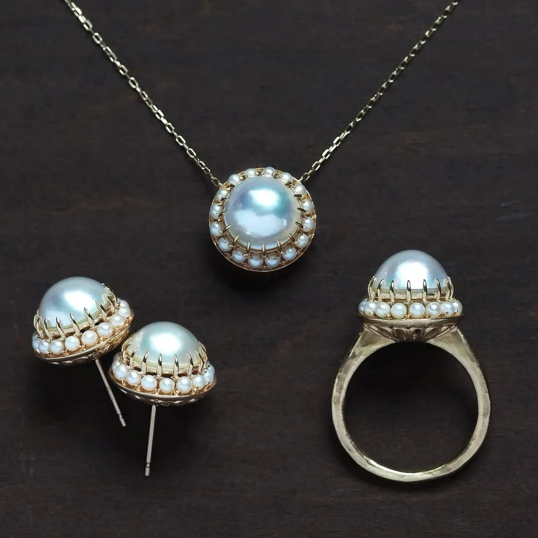 真珠のネックレス、イヤリング、指輪のセットの写真
