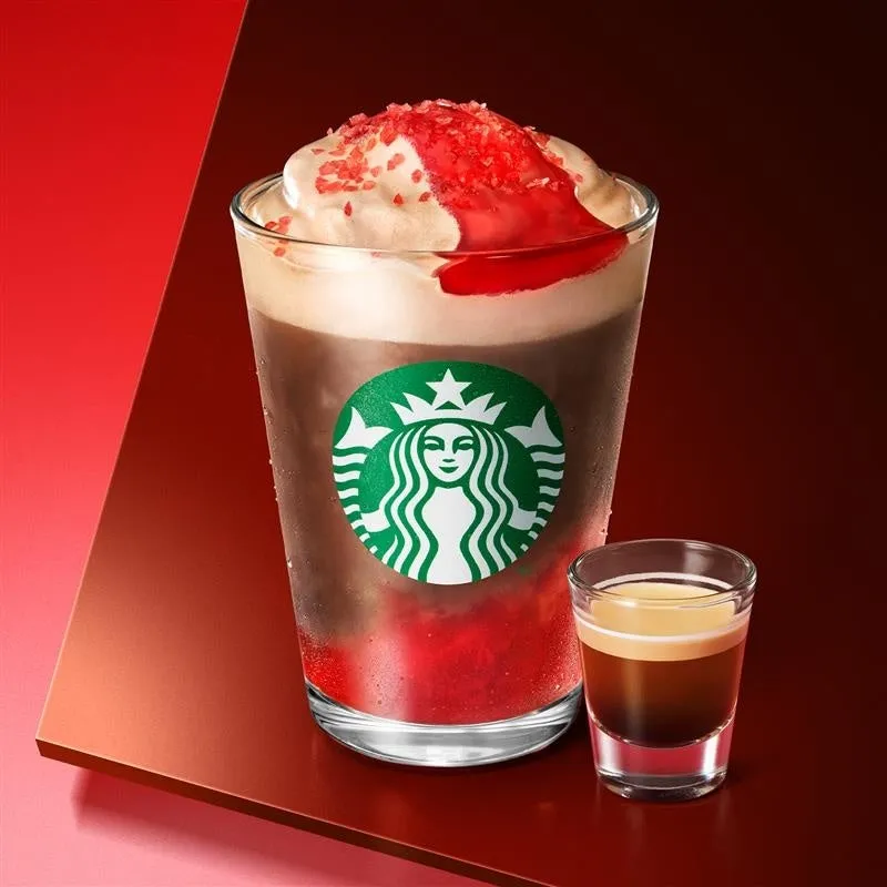 赤いドリンクとエスプレッソの画像