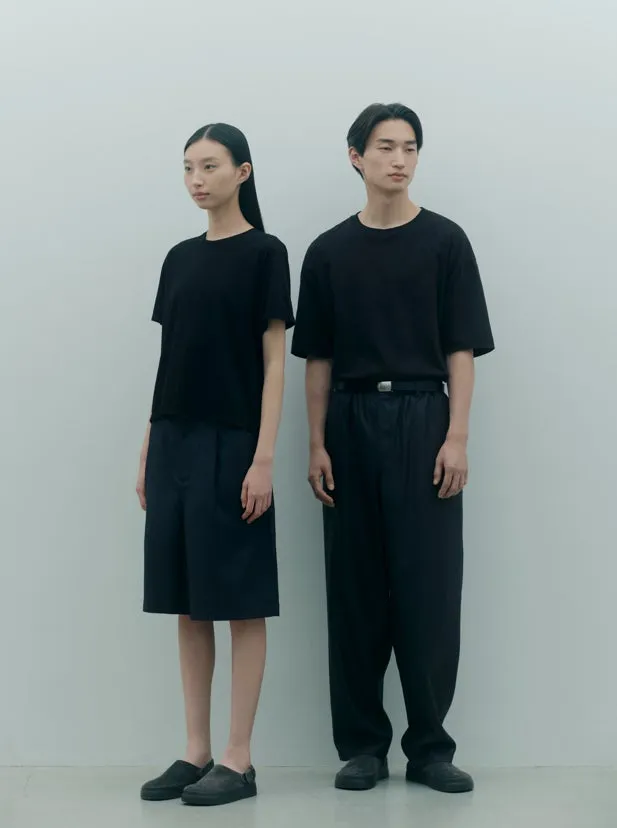 黒いTシャツとパンツを着た男女のモデル