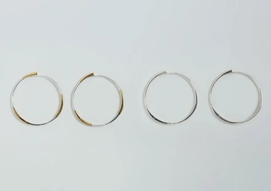 ゴールドとシルバーのコンビカラーフープピアス