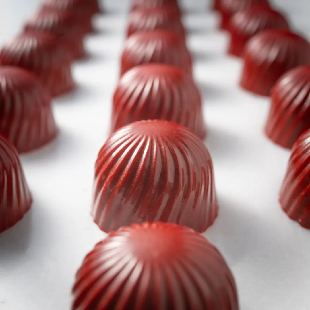 赤い渦巻き模様のチョコレート