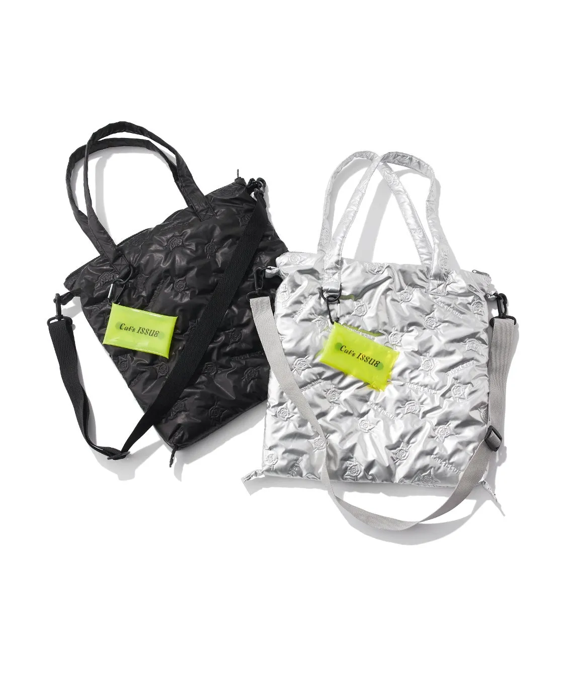 黒とシルバーの2つのトートバッグ。どちらのバッグにも「Cats ISSUE」と書かれたタグが付いている