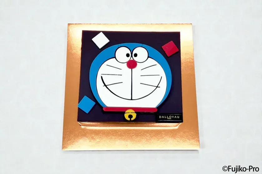 ドラえもんの顔が描かれたチョコレートケーキ