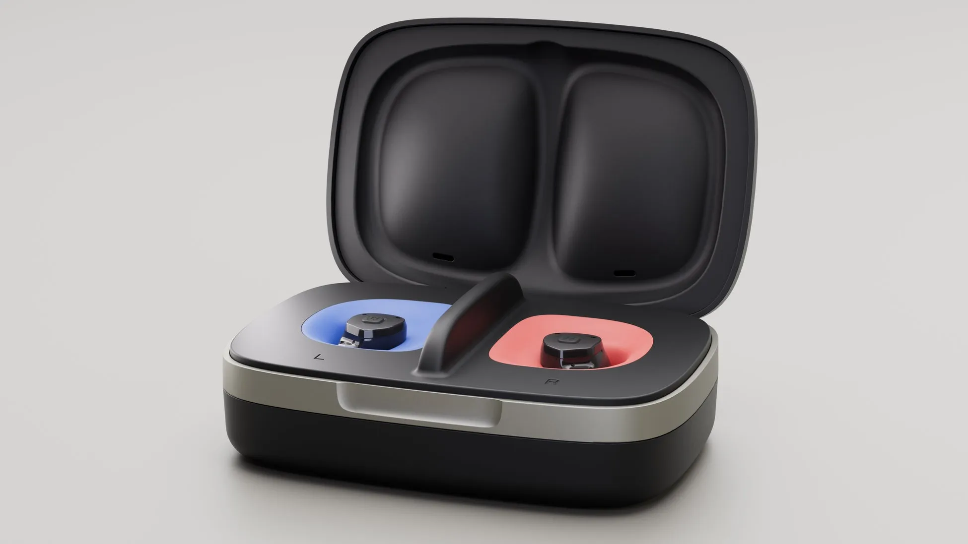 イヤホンの充電ケースのクローズアップ写真。ケースは黒色で、開いた状態。ケース内には、青と赤のイヤホンがそれぞれ入っている。
