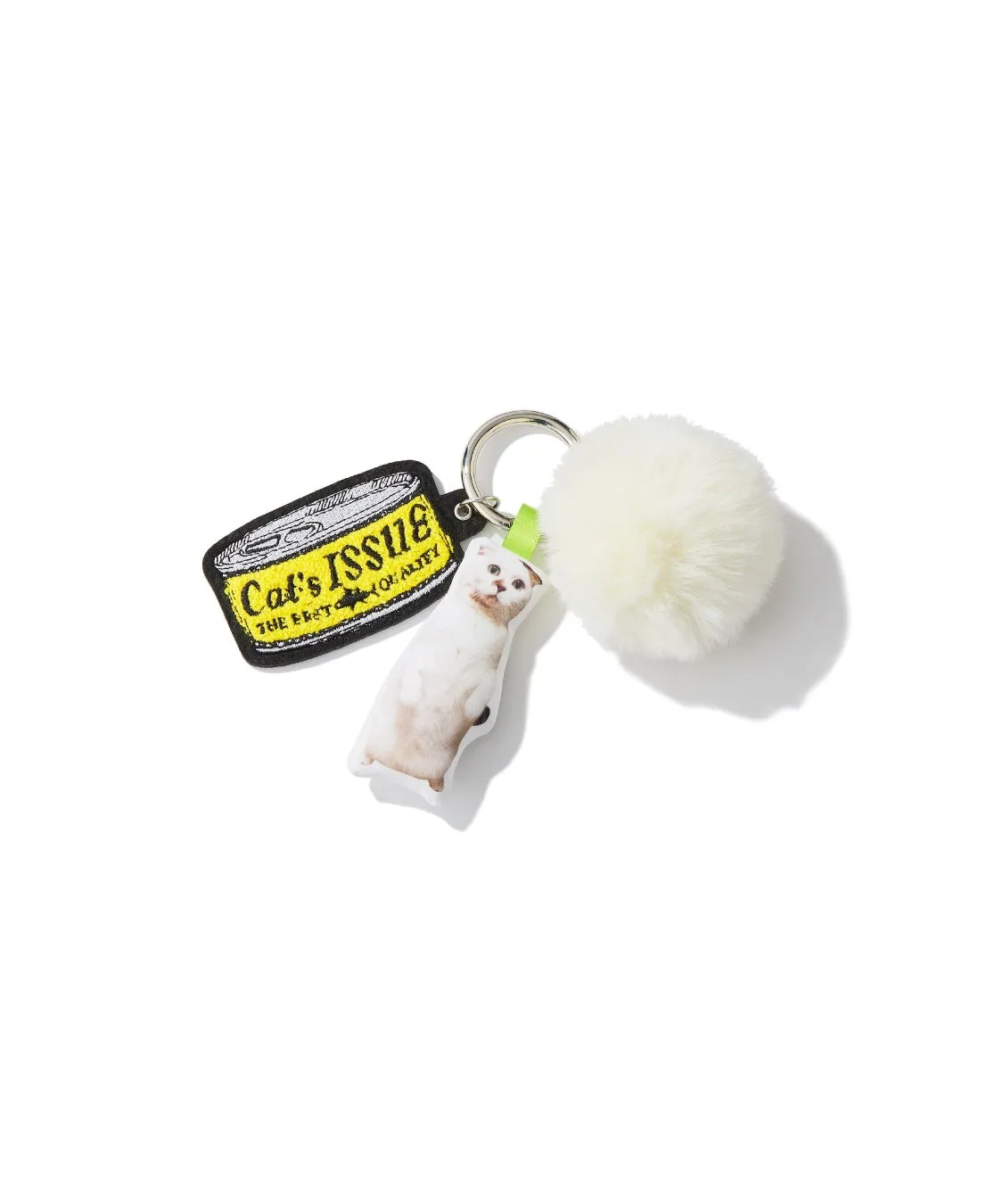 猫の形をしたキーホルダーと、缶詰の形をしたキーホルダー、白いポンポンがついたキーホルダー