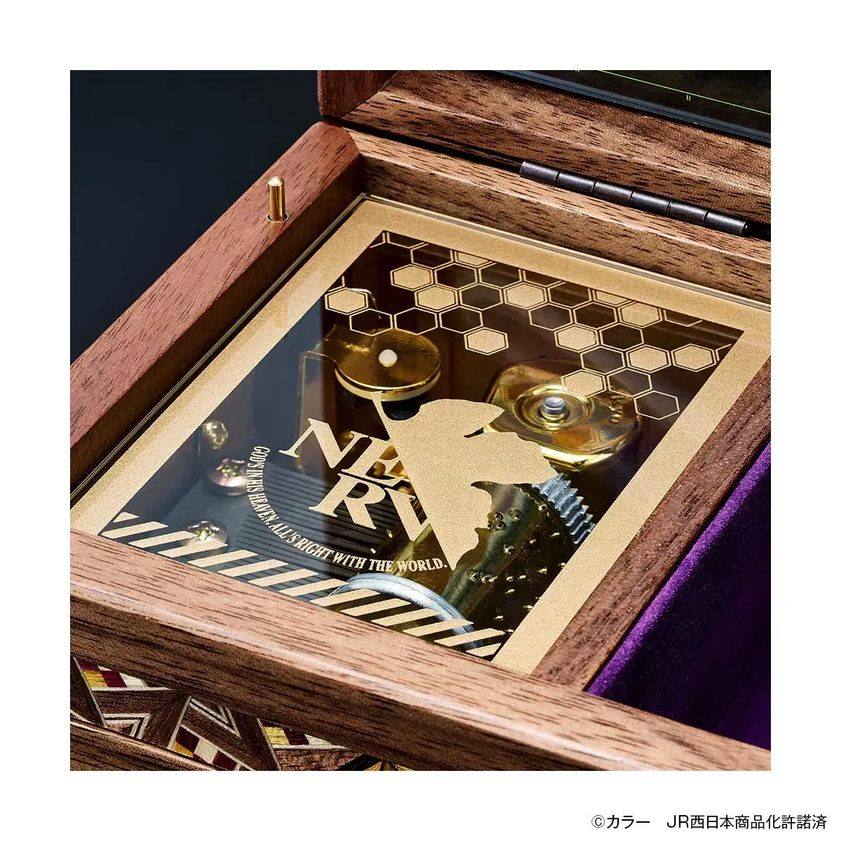 蓋を開けたオルゴールの内部。金色の装飾と音楽機構が見える