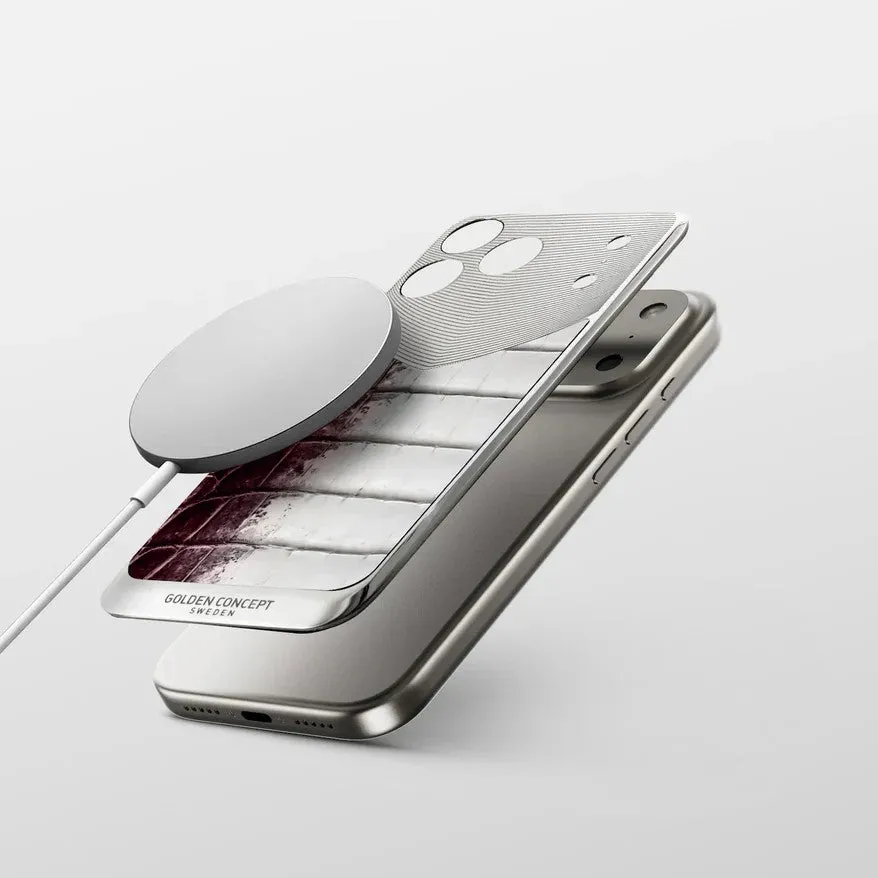 iPhoneケースと充電器の製品写真。iPhoneケースは分解された状態で、背面の革の質感やケースのディテールがわかるように配置されている。