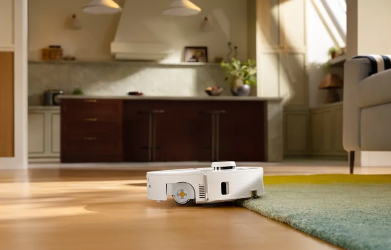 ラグに近づく白いロボット掃除機
