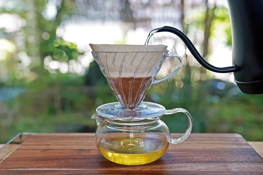 コーヒードリップで出汁を淹れている様子