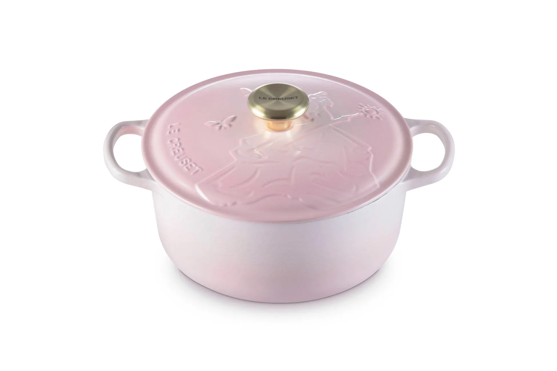 ピンク色のル・クルーゼの鍋。蓋にはお姫様のレリーフと蝶の装飾がある。