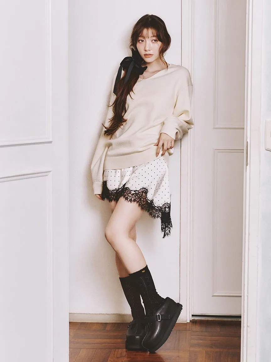 女性が白いドアに寄りかかっている写真。