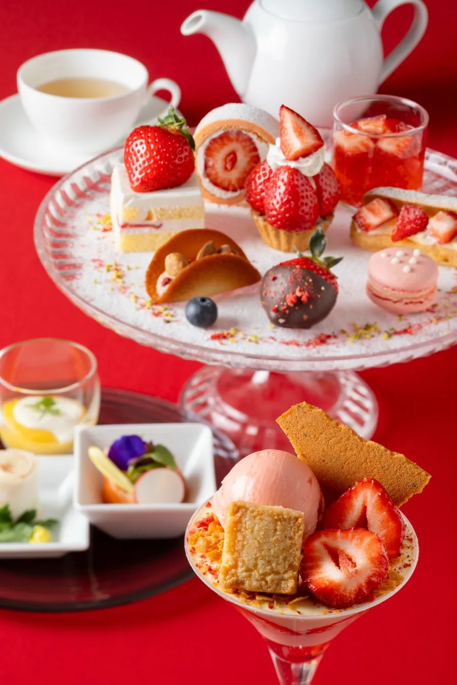 いちごをふんだんに使ったアフタヌーンティーの画像です。