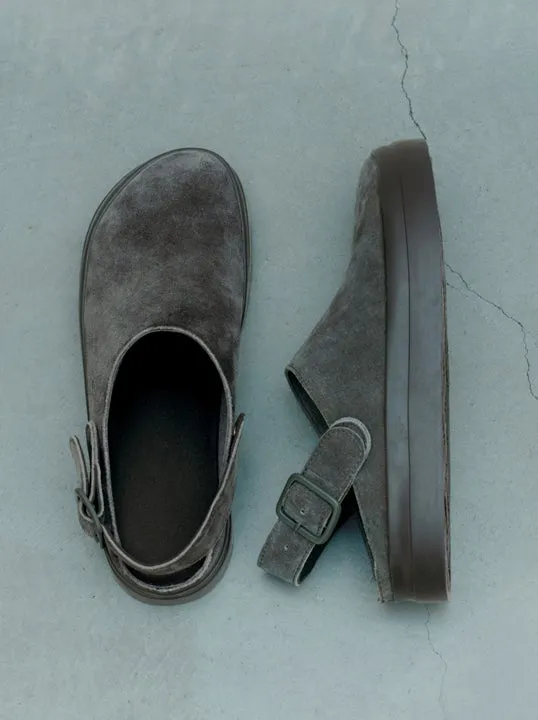 グレーのスエード製ヒールベルトクロッグシューズ