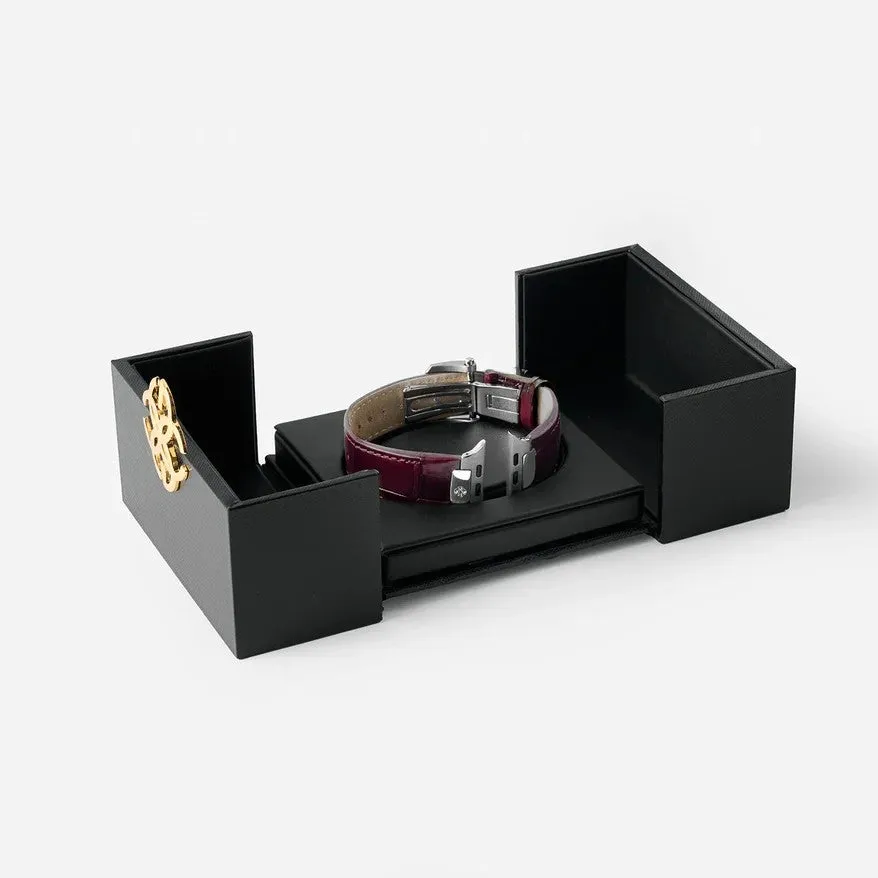 黒い箱の中に、赤い革のベルトが付いた時計。